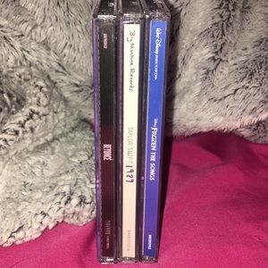 Taylor swift, Beyoncé, Frozen CDs